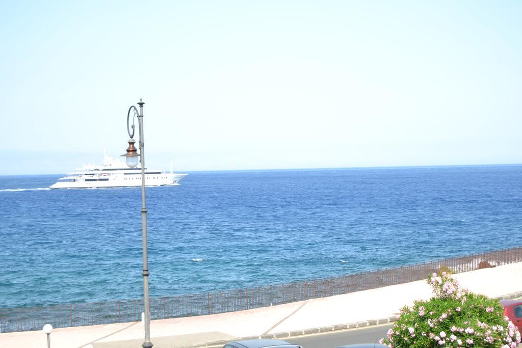 Hotel Porto Azzurro Giardini Naxos Ngoại thất bức ảnh